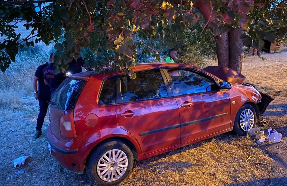 Balıkesir’de trafik kazası; 2 ölü 6 yaralı Bigadiç’te ağaca çarpan otomobildeki 2 kişi öldü, 6 kişi yaralandı.