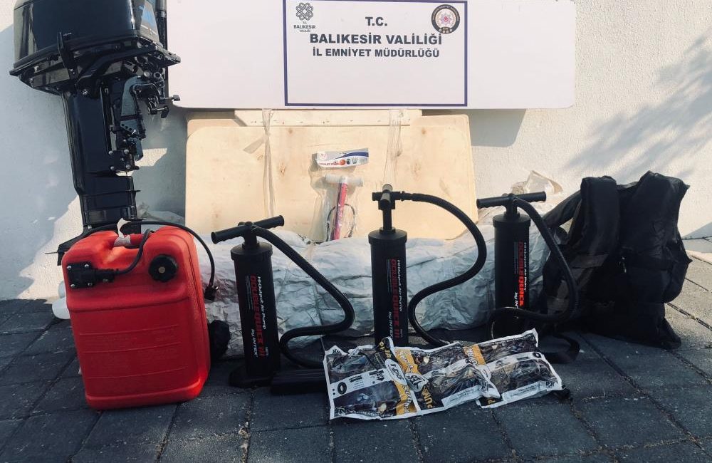 Ayvalık’ta polis 7 düzensiz göçmen ve 2 organizatörü kıskıvrak yakaladı Ayvalık’ta, yasa dışı yollarla Yunanistan’ın Midilli Adası’na gitmek isteyen 7