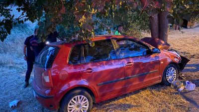Bigadiç’te ağaca çarpan otomobildeki 2 kişi öldü, 6 kişi yaralandı.