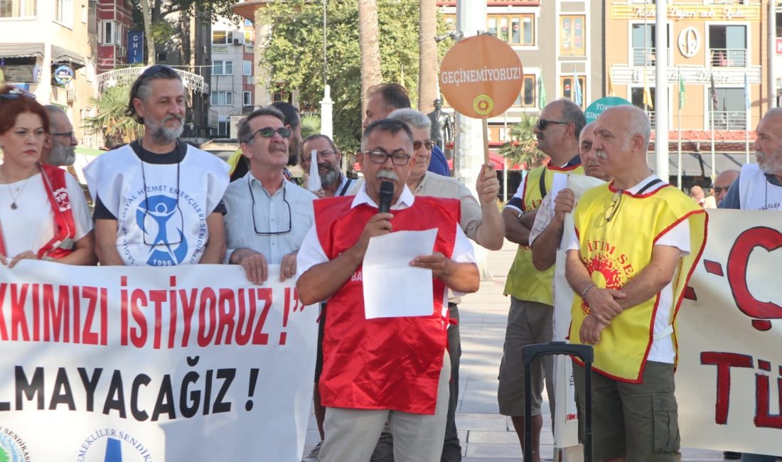 Bandırma’nın emeklileri hakları için meydanlarda Bandırma’da emekli sendikaları, artan enflasyon ve yaşadıkları geçim sıkıntısına dikkat