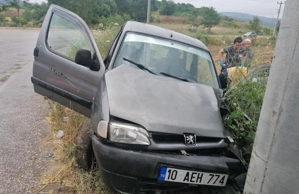 Manyas’ta elektrik direğine çarpan sürücü yaralandı Manyas’ta kayganlaşan yolda direksiyon hakimiyetini kaybeden sürücü elektrik direğine çarparak