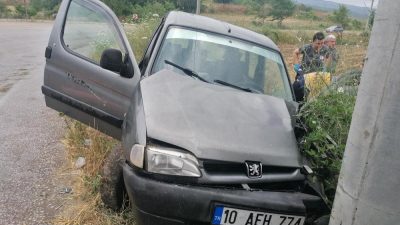 Manyas’ta kayganlaşan yolda direksiyon hakimiyetini kaybeden sürücü elektrik direğine çarparak