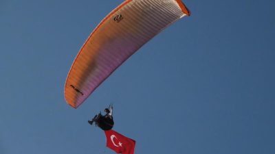 Adana’da yamaç paraşütçüsü Kaderim Boyacı, 1 bardak su içip 1