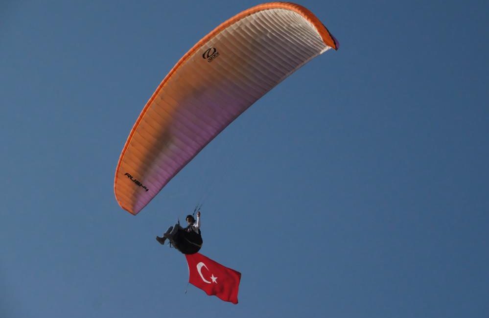 Bir bardak su ve bir muz ile 13 saat havada kaldı Adana’da yamaç paraşütçüsü Kaderim Boyacı, 1 bardak su içip 1