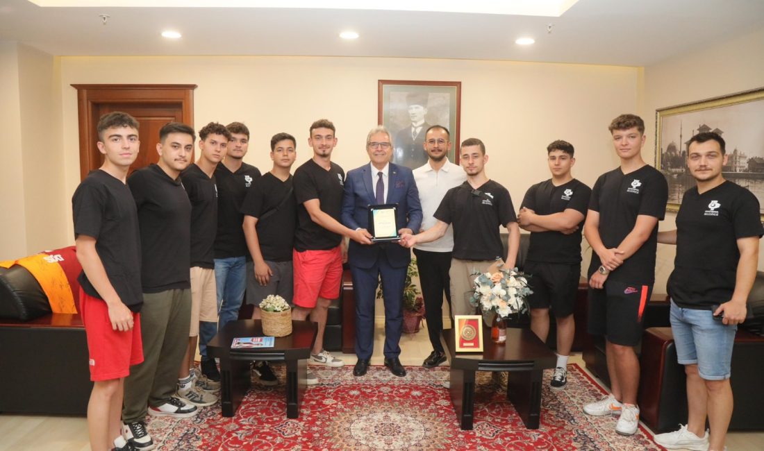 Arnavutluk’tan dönen ekip Mirza’yı ziyaret etti Bandırma Belediyesi Halk Oyunları Ekibi, davetli oldukları festivalin dönüşünde Belediye