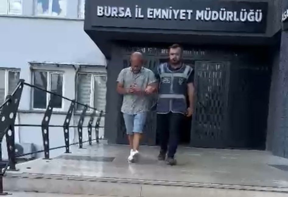 Sahte kimlikle sevgilisini bile kandıran hırsızı polis yakaladı Bursa’da kendisini başka isimle tanıtıp sevgili olduğu kadının villasında aylarca