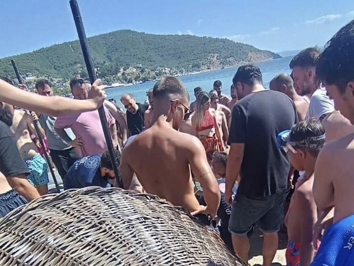 Erdek’te boğulma tehlikesi geçiren şahıs yoğun bakıma kaldırıldı Erdek’te denizde boğulma tehlikesi geçiren bir kişi, sevk edildiği hastanede