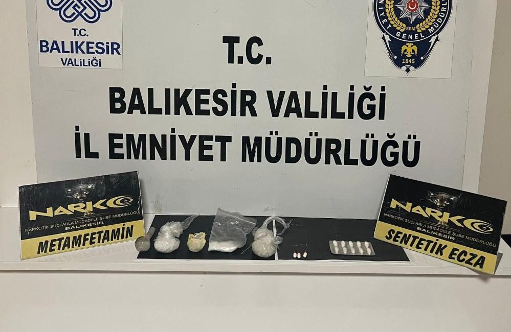 Balıkesir’de 43 yıl hapis cezası bulunan şahıs yakalandı Balıkesir’de narkotik ekipleri, bir ev ve araçlarda gerçekleştirdiği operasyonda 3