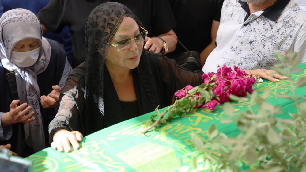 Safiye Soyman oğlunu gözyaşları içerisinde son yolculuğuna uğurladı Burdur’da dün hayatın kaybeden ünlü sanatçı Safiye Soyman’ın 52 yaşındaki