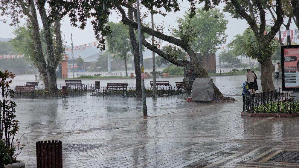 Bandırma’da sağanak yağış serinlik getirdi Günlerdir sıcak havanın etkisinde olan Bandırma, öğle saatlerinde etkili olan
