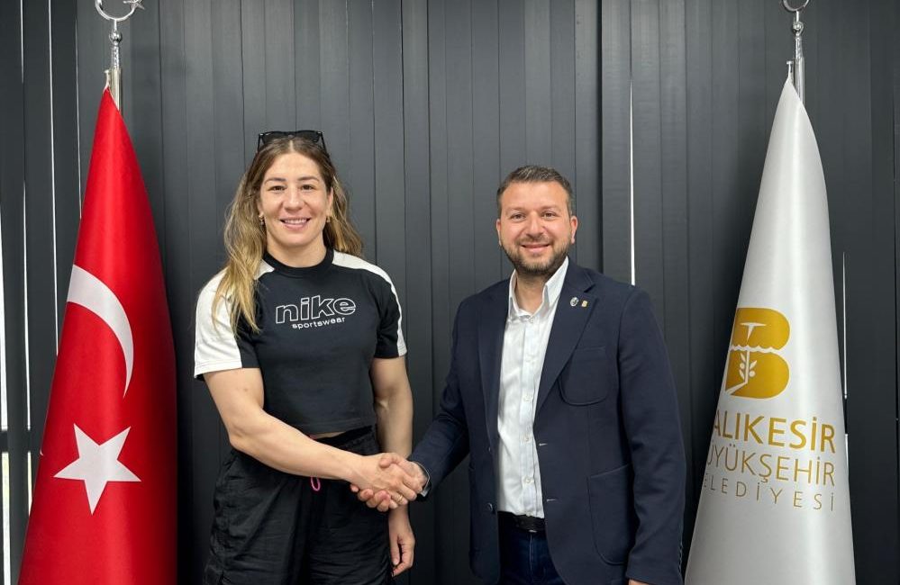 Balıkesir Büyükşehir’den milli sporculara büyük ödül Balıkesir Büyükşehir Belediye Meclisi’nde, Balıkesir’in uluslararası arenada göğsünü kabartan milli
