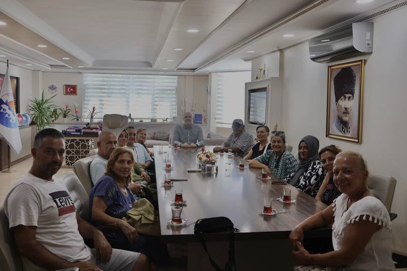 Marmaralılar, mahalledeki sorunları Başkan Dinçer’e anlattı Marmara Adalar Belediye Başkanı Aydın Dinçer’i ziyaret eden Manastır Mahallesi’ndeki