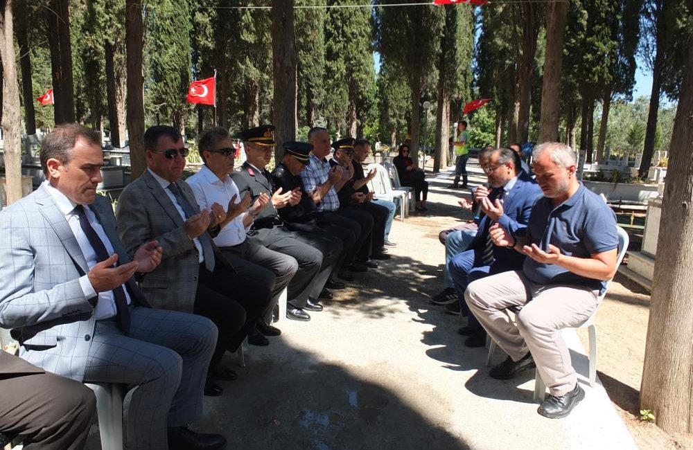 Burhaniye’de 15 Temmuz Şehidi Mustafa Serin kabri başında anıldı Burhaniye’de, 15 Temmuz Demokrasi ve Milli Birlik Günü nedeniyle şehitlikler