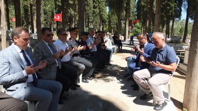 Burhaniye’de, 15 Temmuz Demokrasi ve Milli Birlik Günü nedeniyle şehitlikler