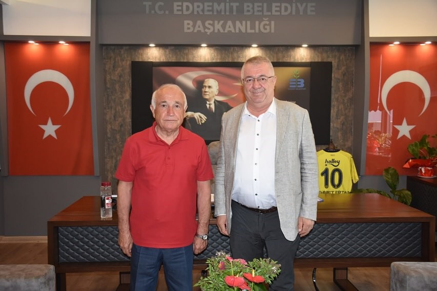 Cemil Çiçek’ten Edremit Belediyesine ziyaret 25.Dönem Türkiye Büyük Millet Meclisi Başkanı Cemil Çiçek, Edremit Belediye