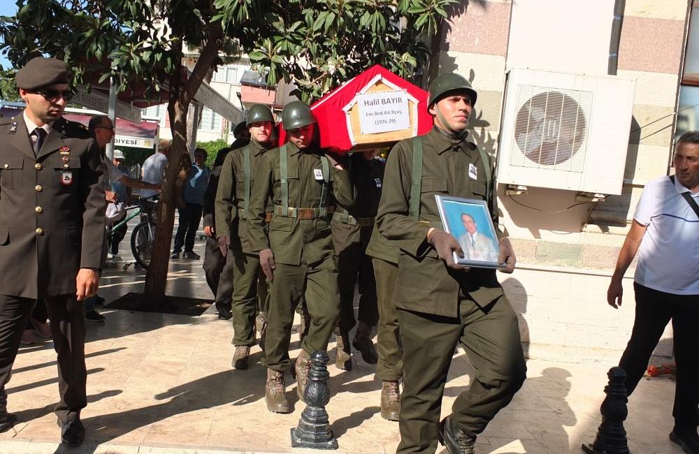 Denizde kalp krizi sonucu hayatını kaybeden emekli astsubay toprağa verildi Burhaniye’de, denizde geçirdiği kalp krizi sonucu hayatını kaybeden kıdemli bando