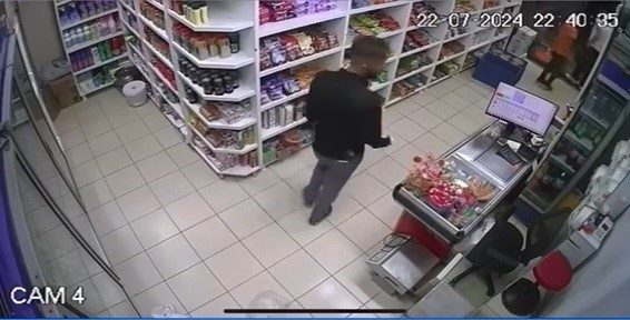 Bu kadarı ‘pes’ dedirtti… Markette telefon hırsızlığı Bursa’da bir markete müşteri gibi gelen hırsız, market sahibinin yerinde