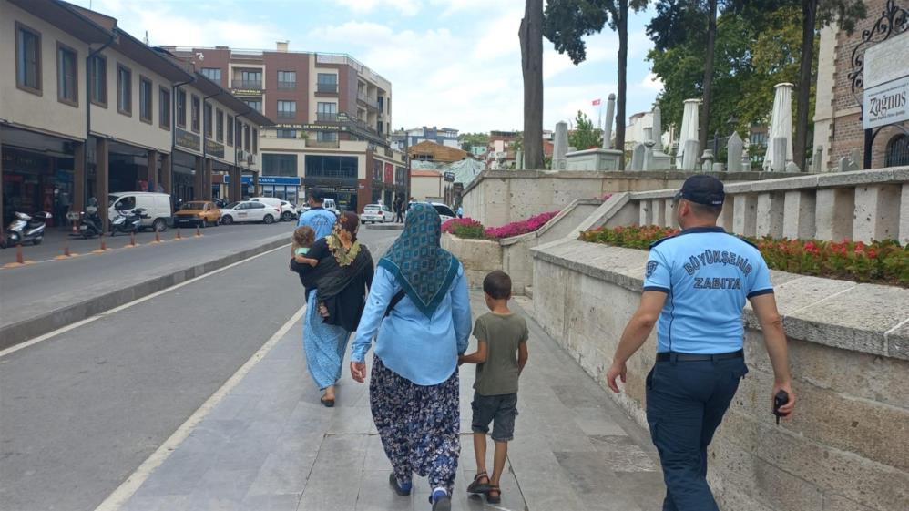 Büyükşehir zabıtası, dilencilere göz açtırmıyor Balıkesir’de dilencilere geçit vermeyen Büyükşehir Belediyesi zabıta ekipleri, kendi sorumluluk