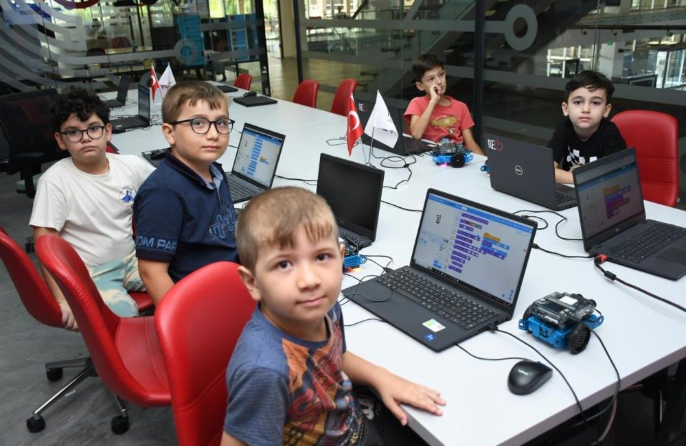 Balıkesirli çocuklar robotik kodlamayı öğreniyor Balıkesir Büyükşehir Belediyesi NE10 Şehir Araştırmaları ve Teknoloji Merkezi’nde çocuklar,