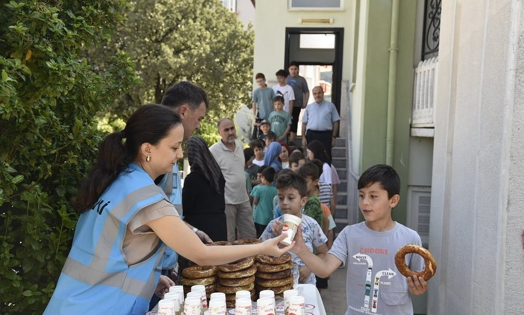 Dursunbey’de 17 camide çocuklara ikram yapıldı Dursunbey’de, çocukların yaz aylarında gerçekleştirilen Kur’an kursu eğitimlerinde motive olması