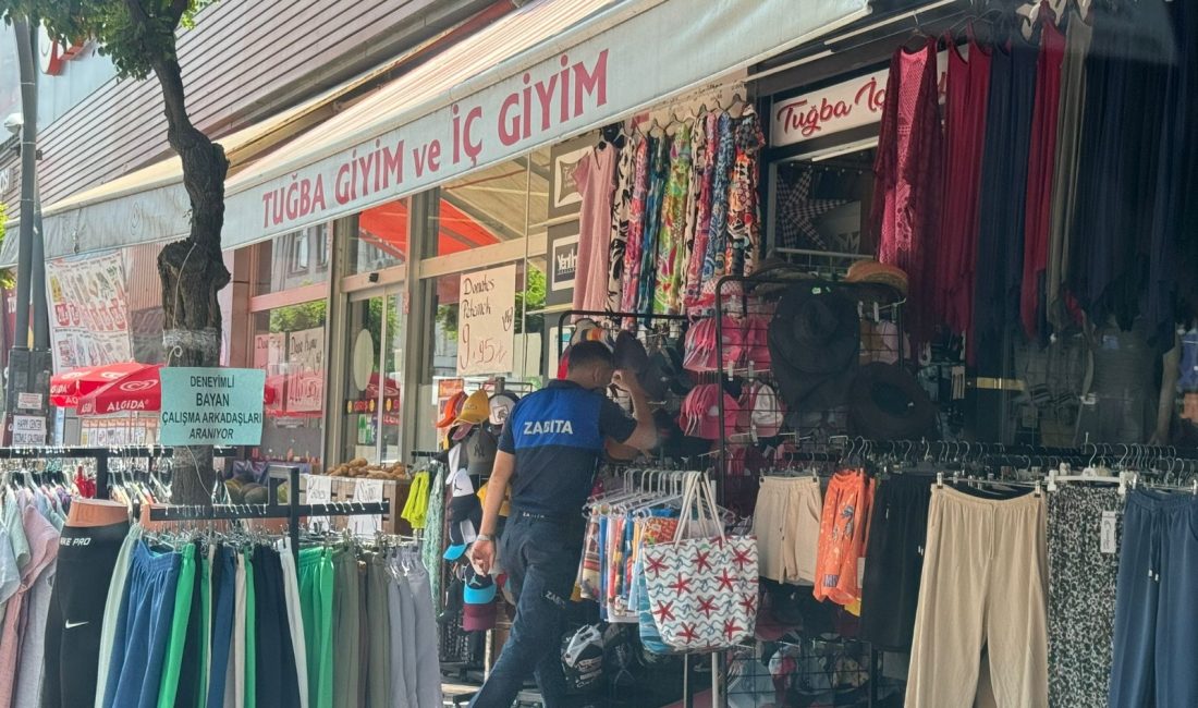 Gönen’de kaldırım işgaline yönelik denetim Gönen’de kaldırımları işgal eden ürünler, tabelalar, masa ve sandalyelerin kaldırılmasına