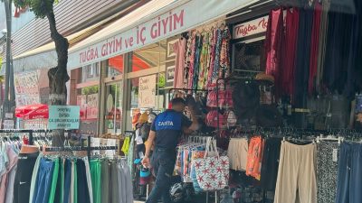 Gönen’de kaldırımları işgal eden ürünler, tabelalar, masa ve sandalyelerin kaldırılmasına