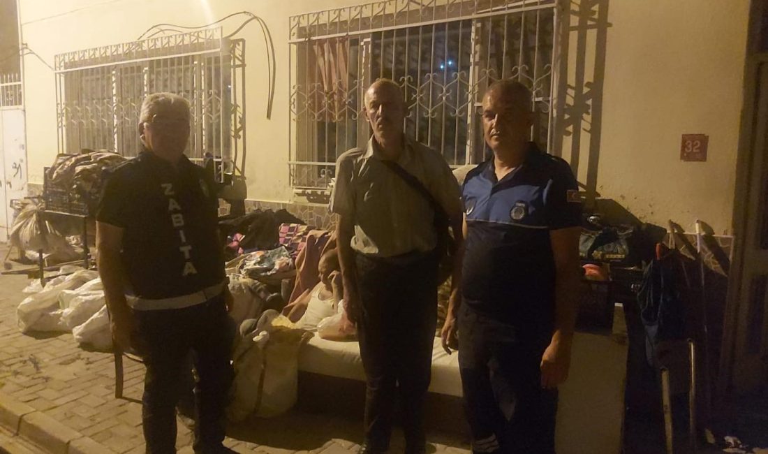 Edremit’te bir vatandaşı ev sahibi evden attı Edremit’te ev sahibi tarafından sokağa atılan bir vatandaşa Edremit Belediye