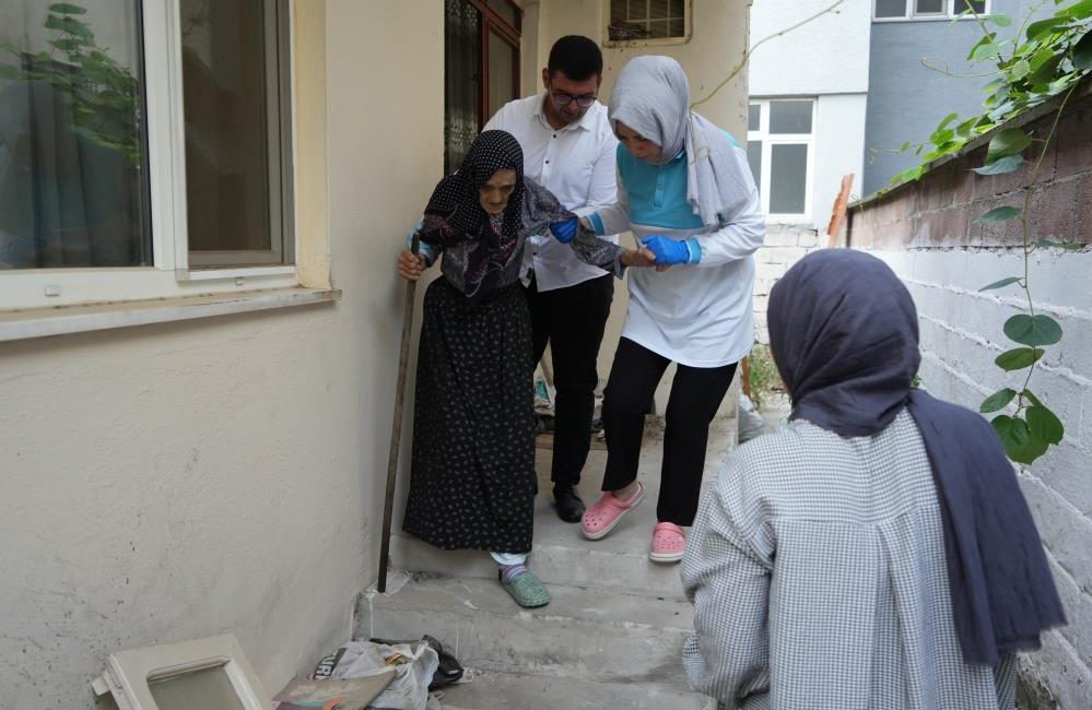94 yaşındaki ninenin dramı…Sosyal medyada paylaşıldı, konuk evine kaldırıldı Bursa’nın Kestel ilçesinde evinde yalnız yaşayan 94 yaşındaki yaşlı kadının