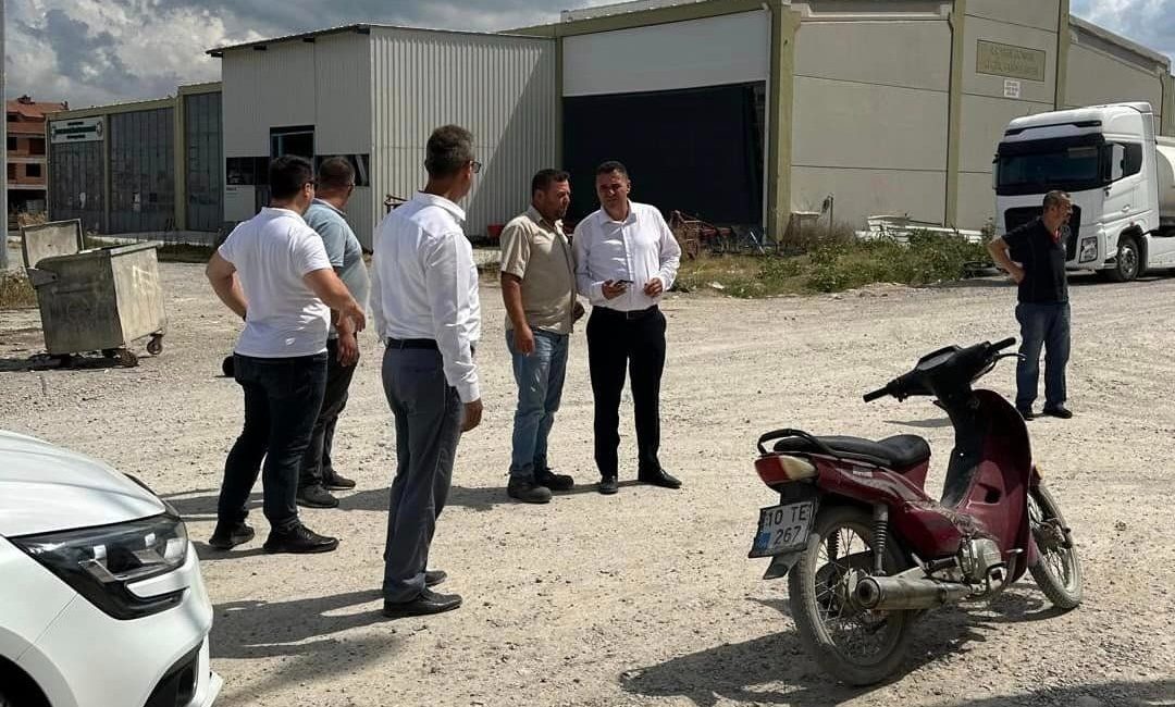 Gönen sanayi yollarında çalışmalar için harekete geçildi Balıkesir Büyükşehir Belediye Başkanı Ahmet Akın’ın talimatıyla, Gönen sanayi yollarında