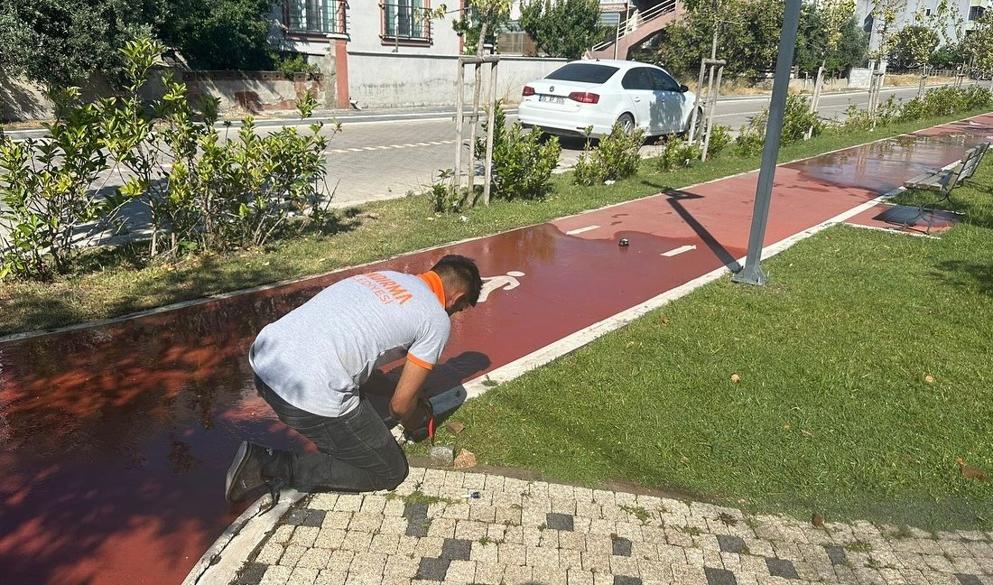 Yeşil alanlar için sulama sistemleri onarıldı Bandırma’da şehrin çeşitli noktalarında bulunan sulama sistemlerinin bakım ve onarımı