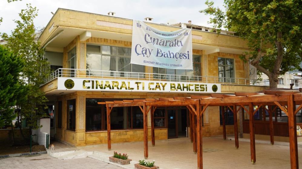 Altınoluk’un tarihi Çınaraltı Çay Bahçesi yeniden açılıyor Edremit Belediyesi ilçenin turistik Altınoluk Mahallesi’nin simgelerinden bir süredir atıl
