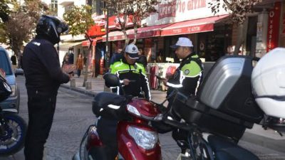Bandırma’da yapılan trafik denetimlerinde çevreye rahatsızlık veren 72 araç ile