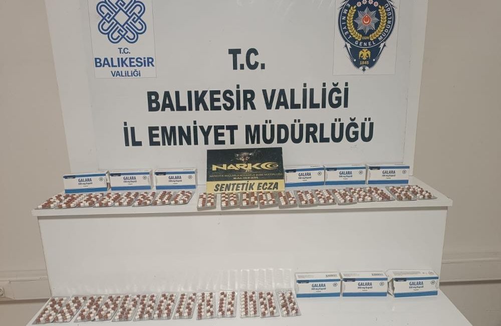 Durdurulan araçta 522 adet sentetik ecza ele geçirildi Balıkesir’de motosikletli polis ekiplerinin şüphelenerek durdurdukları araçta, 522 adet sentetik