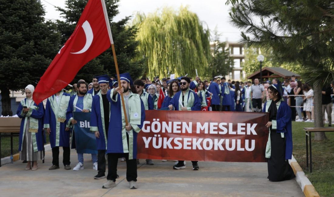 Gönen MYO 2023-2024 mezunlarını verdi Bandırma Onyedi Eylül Üniversitesi Gönen Meslek Yüksekokulu’nun öğrencileri düzenlenen törenle