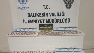 Balıkesir’de motosikletli polis ekiplerinin şüphelenerek durdurdukları araçta, 522 adet sentetik