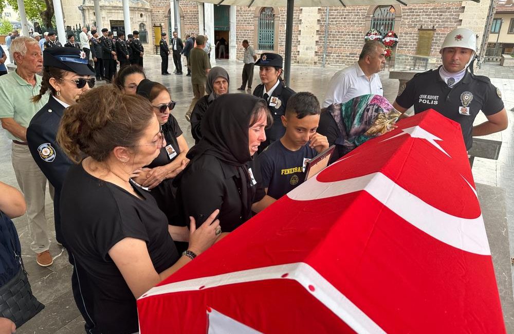 Kalp krizi geçiren polis Kızıltaş gözyaşları arasında uğurlandı Balıkesir’de dün akşam halı sahada top oynarken fenalaşan polis memuru