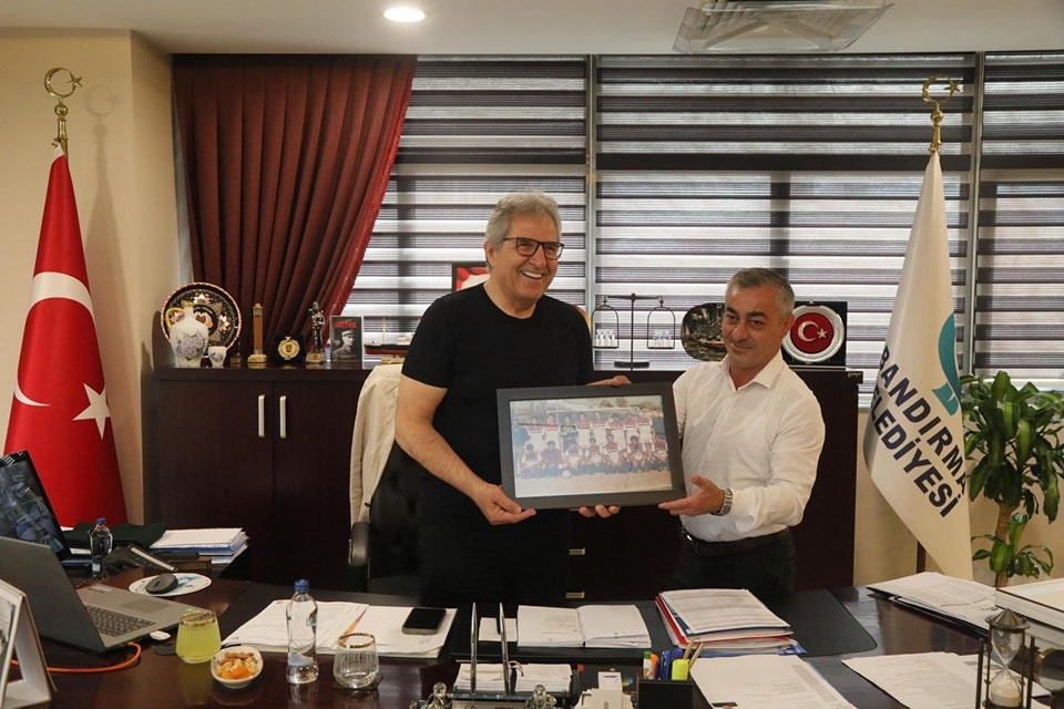 “Dayanışma içinde birlikte hizmet edeceğimizi teyit ettim” Manyas Belediye Başkanı Ahmet Duru’nun, Bandırma Belediye Başkanı Dursun Mirza’ya