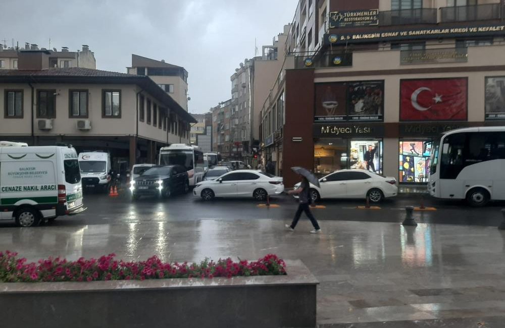 Balıkesir yağmurla serinledi Günlerce sıcak havanın etkisinde kalan Balıkesir’de öğle saatlerinde etkili olan