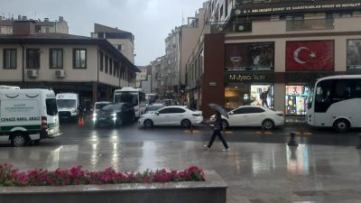 Günlerce sıcak havanın etkisinde kalan Balıkesir’de öğle saatlerinde etkili olan