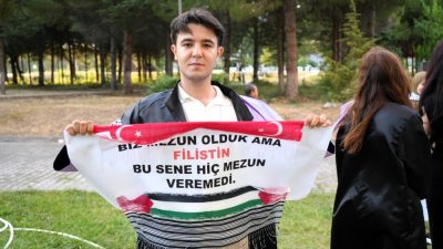 Bursa Uludağ Üniversitesi Eğitim Fakültesi’nin mezuniyet programına katılan bir grup
