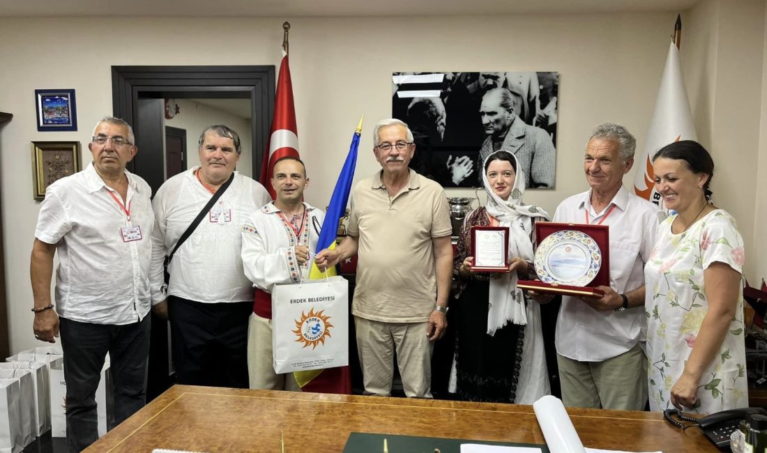 Halk dansçılarından Başkan Karışık’a ziyaret Erdek Belediye Başkanı Burhan Karışık, I. Internatıonal Folk Dance Festivali