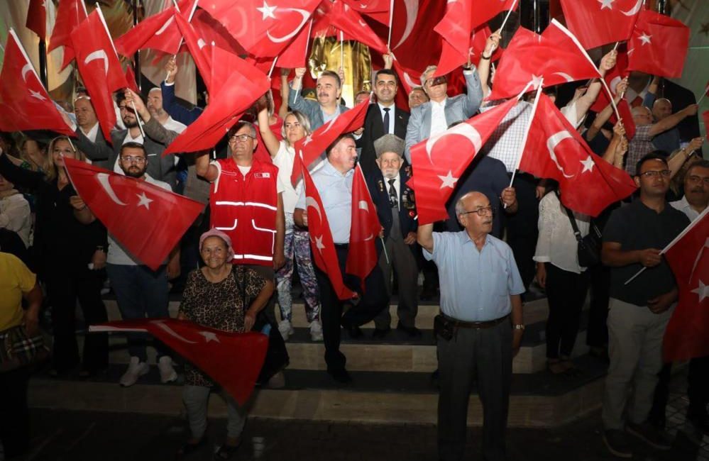 Edremit’te Demokrasi Nöbetine büyük ilgi Edremit Kaymakamlığı koordinasyonunda gerçekleştirilen “15 Temmuz Demokrasi ve Milli Birlik