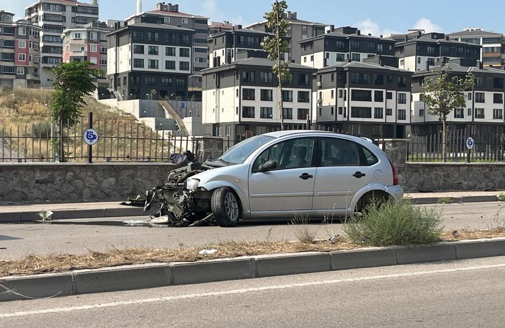 Hurdaya dönen araçtan burnu bile kanamadan çıktı Bandırma’da direksiyon hakimiyetini kaybeden sürücü duvara çarparak durabildi. Kullanılmaz hale