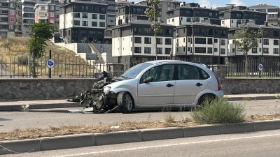 Bandırma’da direksiyon hakimiyetini kaybeden sürücü duvara çarparak durabildi. Kullanılmaz hale
