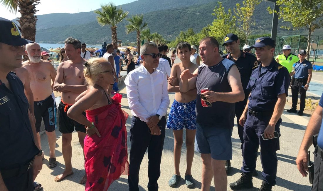 Erdek’in Ocaklar Mahallesi’nde sahil bandını ziyaret eden Erdek Kaymakamı Atakan