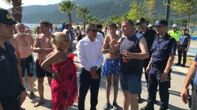 Erdek’in Ocaklar Mahallesi’nde sahil bandını ziyaret eden Erdek Kaymakamı Atakan