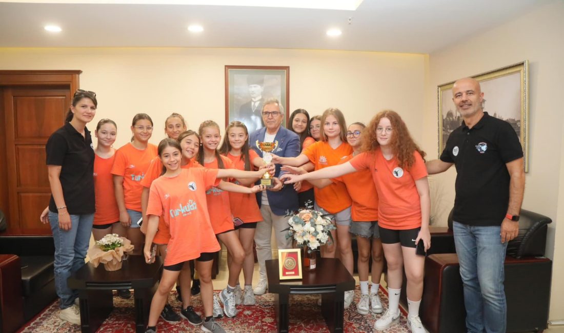 Mirza’dan küçük voleybolculara tam destek Bandırma Belediye Başkanı Dursun Mirza, Balıkesir’den, Mini Voleybol Kategorisi’nde 36