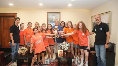 Bandırma Belediye Başkanı Dursun Mirza, Balıkesir’den, Mini Voleybol Kategorisi’nde 36