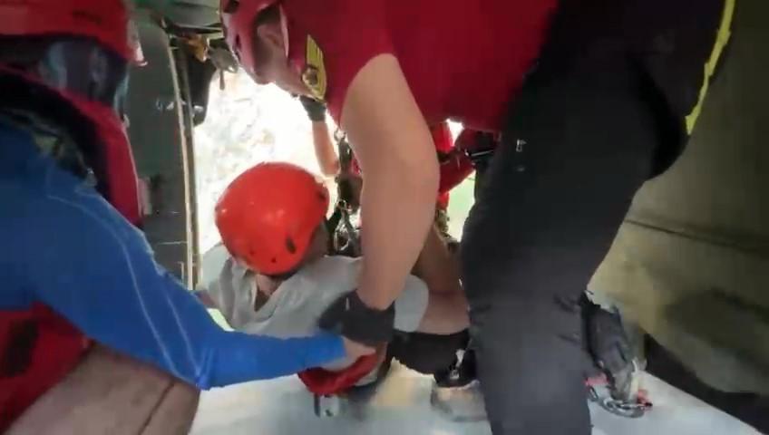 Nefes kesen kurtarma operasyonu Şahin Dere Kanyonu’nda mahsur 10 kişi jandarma tarafından helikopter destekli