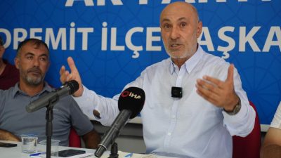 AK Parti Edremit İlçe Başkanı Murat Tuna düzenlediği basın toplantısı